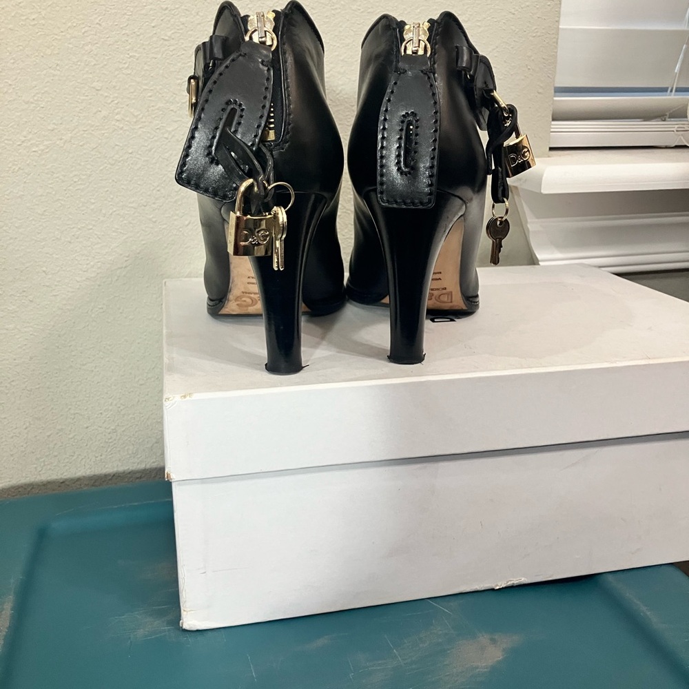 D&G Black Leather Heeled Ankle Boots with Gold Charms Lock & Keys All Original - Picture 2 of 11